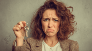 A frustrated woman holding a set of key on her right hand